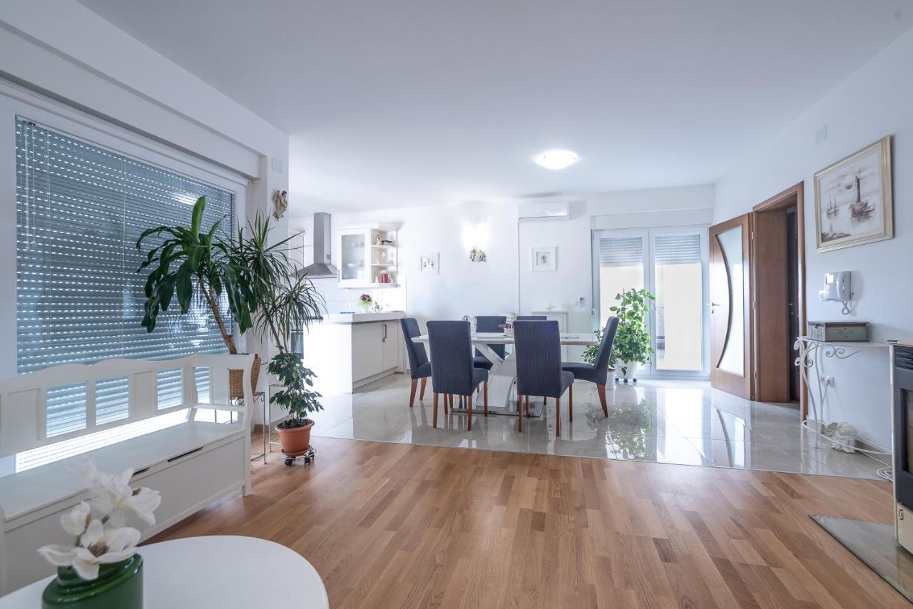 Apartments Sandrina Vrsi Ngoại thất bức ảnh